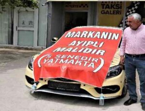 Aldığı lüks aracı işyerinin önüne koyup, üzerine “Markanın ayıplı malıdır, 5 yıldır yatmakta” yazdı