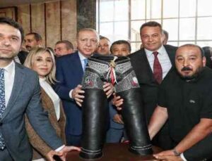 Kaş Belediye Başkanı Ulutaş, Cumhurbaşkanı Erdoğan’a kispet hediye etti