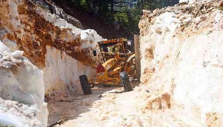 Alanya’nın karla kaplı Gökbel ve Çökele yayla yolu ulaşıma açıldı