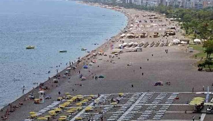 Antalya’da termometreler 36 dereceyi gösterdi, tatilciler sahillere akın etti
