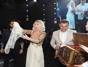 Seda Sayan’a konser verdiği sahnede çeyiz sandığı hediye edildi