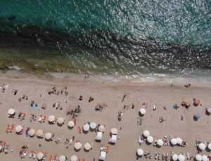 Alanya plajları bayram tatilinde yerli yabancı akınına uğradı