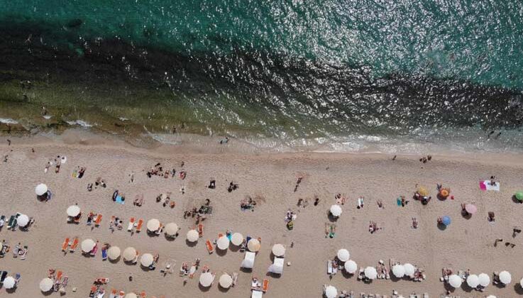 Alanya plajları bayram tatilinde yerli yabancı akınına uğradı