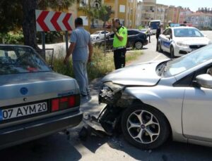 Hatalı sollama yaptığı otomobille önce arabaya, ardından beton direğe çarptı