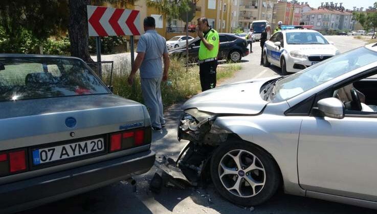 Hatalı sollama yaptığı otomobille önce arabaya, ardından beton direğe çarptı