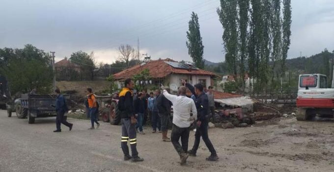 Antalya’da 2 mahallede sağanak yağış sonrası su baskınları oluştu