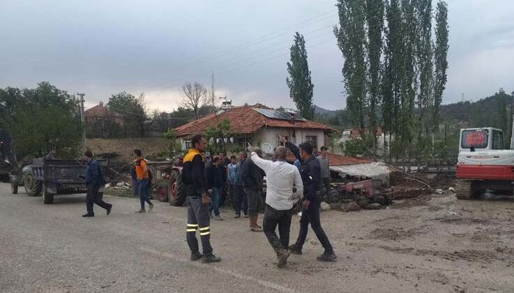Antalya’da 2 mahallede sağanak yağış sonrası su baskınları oluştu