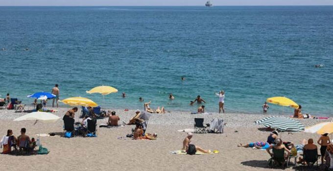 Antalya’da hava sıcaklığı 37 dereceyi gördü