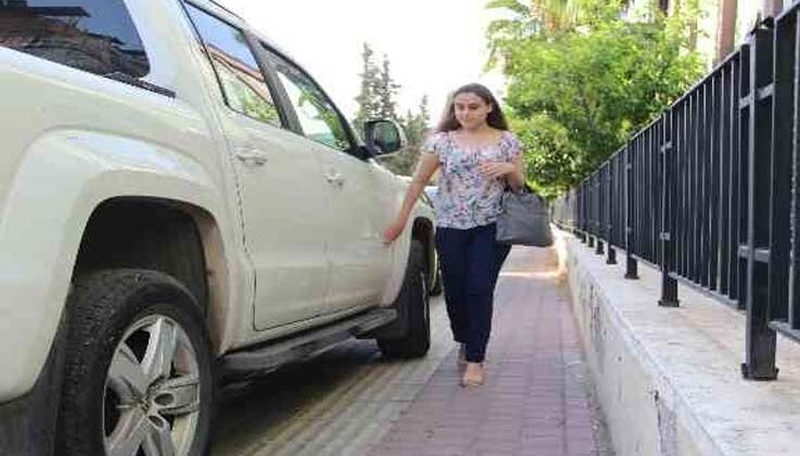 Araçlarla kaplı kaldırımlara mahalleli tepki gösterdi: Araçlara ‘yürüyemiyoruz’ yazılı notlar bıraktılar