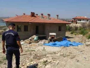 Genç kadını devrilen traktörün altından vatandaşlar kurtardı