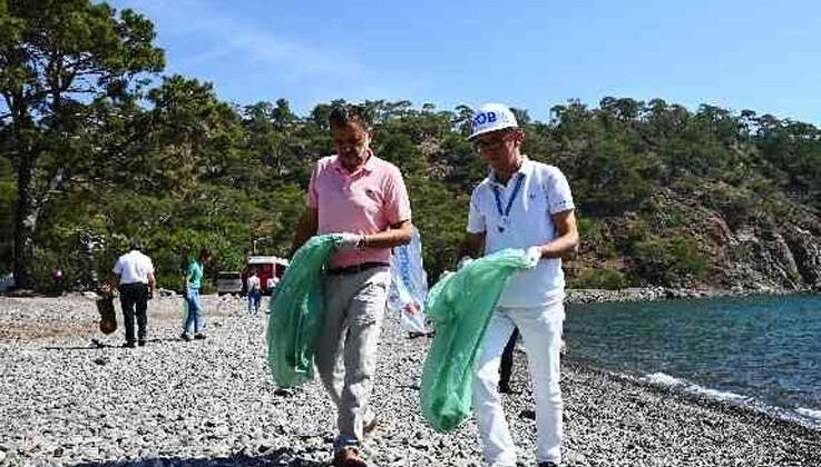 Denizin dibinden pet şişeler, otomobil lastiği, izmarit, poşet çıktı