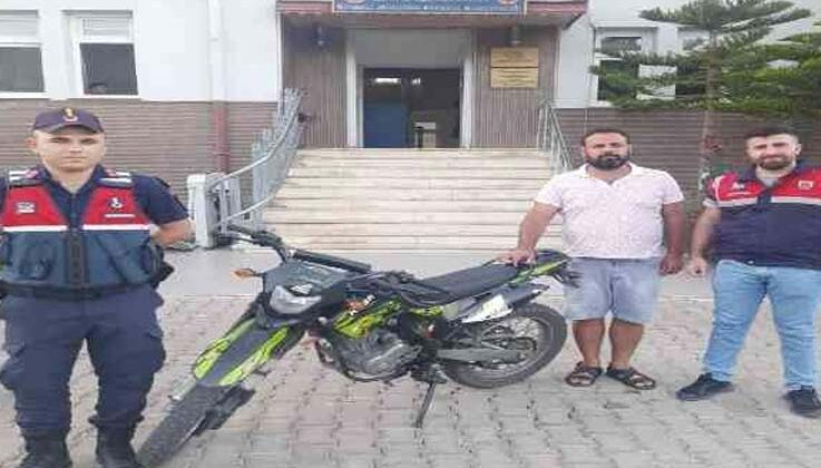 Çalınan motosiklet jandarma tarafından bulunup sahibine teslim edildi