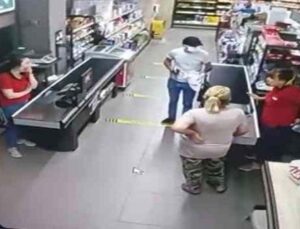 Antalya’da zincir markette silahlı soygun kamerada