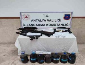 Umuma açık 5 işletmede ruhsatsız 2 tabanca, 5 tüfek 1 samuray kılıcı,2 muşta ele geçirildi