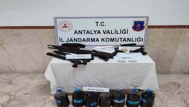Umuma açık 5 işletmede ruhsatsız 2 tabanca, 5 tüfek 1 samuray kılıcı,2 muşta ele geçirildi