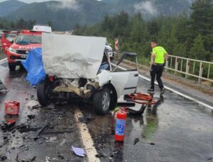 Antalya’da otomobiller kafa kafaya çarpıştı: 1 ölü, 3 yaralı