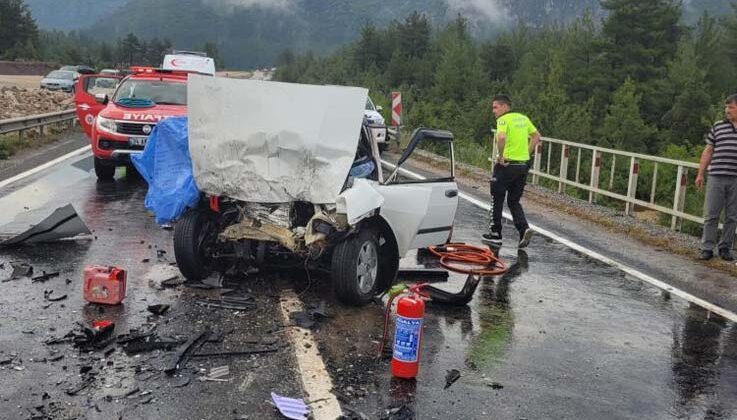 Antalya’da otomobiller kafa kafaya çarpıştı: 1 ölü, 3 yaralı