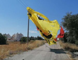 Antalya’da tekneye bağlı ipi kopan paraşüt metrelerce yüksekte böyle sürüklendi