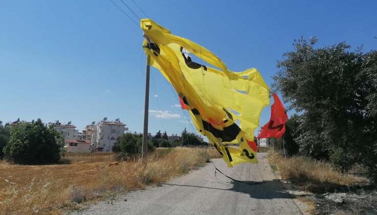 Antalya’da tekneye bağlı ipi kopan paraşüt metrelerce yüksekte böyle sürüklendi