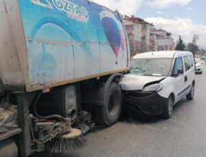 Yol temizleme aracına çarpan aracın sürücüsü yaralandı