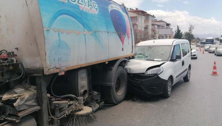 Yol temizleme aracına çarpan aracın sürücüsü yaralandı