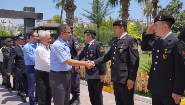 Finike’de bayramlaşma töreni düzenlendi