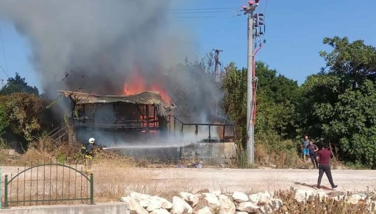 Antalya’da yangında bir ev kullanılamaz hale geldi