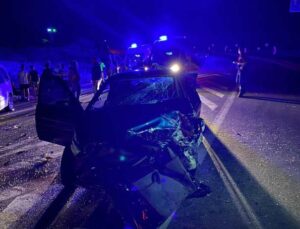 Antalya’da iki araç kafa kafaya çarpıştı: 8 yaralı