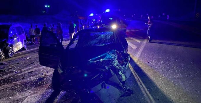 Antalya’da iki araç kafa kafaya çarpıştı: 8 yaralı