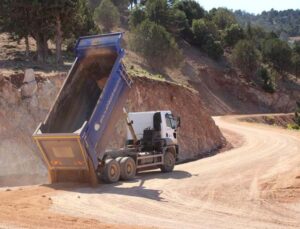 Elmalı Yuva Mahallesi yayla yolunda yenileme çalışmaları tamamlanıyor