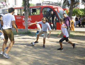 Büyükşehir Belediyesi Gençlik Meclisi üyeleri çocuklarla futbol maçı yaptı