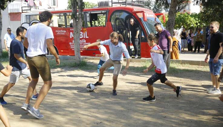 Büyükşehir Belediyesi Gençlik Meclisi üyeleri çocuklarla futbol maçı yaptı