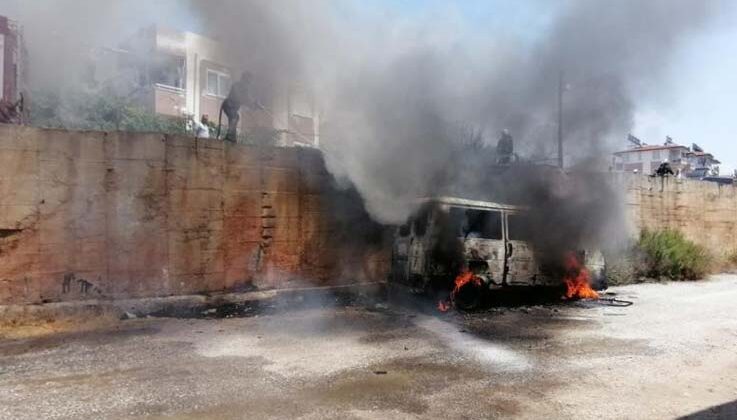 Manavgat’ta park halindeki minibüs cayır cayır yandı