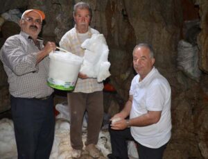 Antalya’nın Toros Dağları’ndaki kar obruğu buzdolabı gibi kullanılıyor