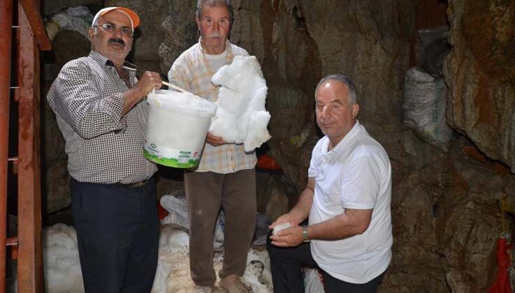 Antalya’nın Toros Dağları’ndaki kar obruğu buzdolabı gibi kullanılıyor