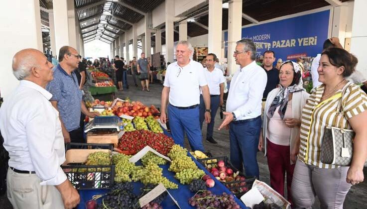 Kemer Belediyesinden vatandaşlara ve turistlere aşure ikramı