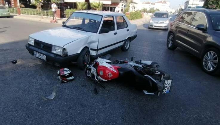 Motosiklet sürücüsü, başındaki kask sayesinde kazayı ucuz atlattı