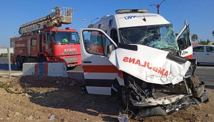 Antalya’da ambulans ile midibüs çarpıştı: 2 yaralı