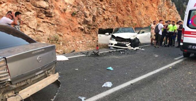 Antalya’da zincirleme trafik kazası: 4 yaralı