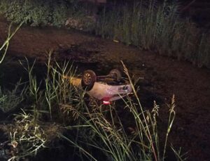 Otomobil su kanalına devrildi: 1 ölü