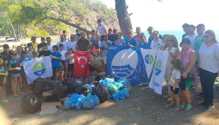 Kemer’deki kıyı temizliğinde 650 kilo çöp toplandı