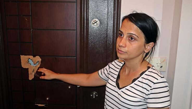 Kiracı kadın, evinin boşaltılmasını isteyen ev sahibi tarafından kapısının baltayla kırıldığını iddia etti