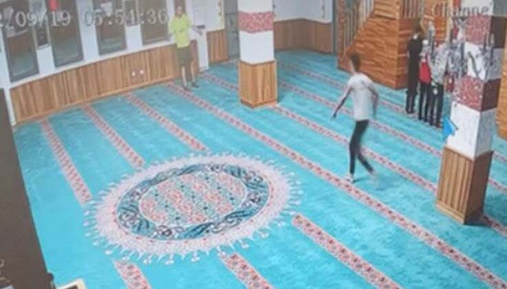 Camiye elinde kazma ve ayakkabıyla giren Rus turist sınır dışı edildi