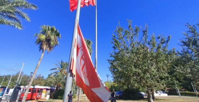 Antalya’da yenilenen dev Türk bayrağı ve Antalyaspor bayrağı göndere çekildi