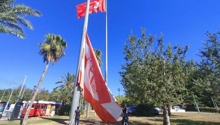 Antalya’da yenilenen dev Türk bayrağı ve Antalyaspor bayrağı göndere çekildi