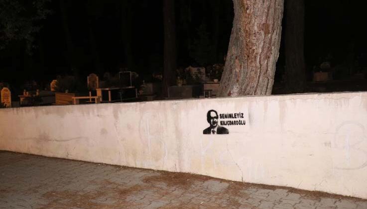 Mezarlık duvarına ‘Seninleyiz Kılıçdaroğlu’ yazılı şablon basıldı