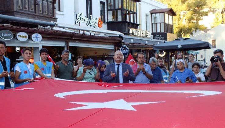 Kaş Ülkü Ocakları’ndan “Bayrak Yürüyüşü ve Şehitler için dua” etkinliği