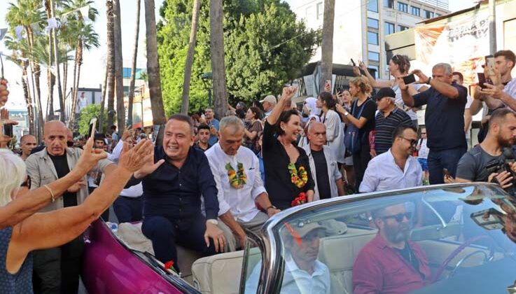 Altın Portakal’ın geleneksel korteji Antalyalıları sokaklara döktü