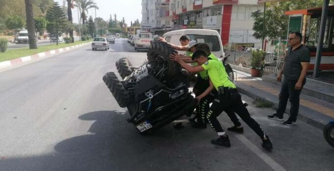 Otomobilin çarptığı ATV, park halindeki araca çarpıp takla attı: 2 turist yaralı