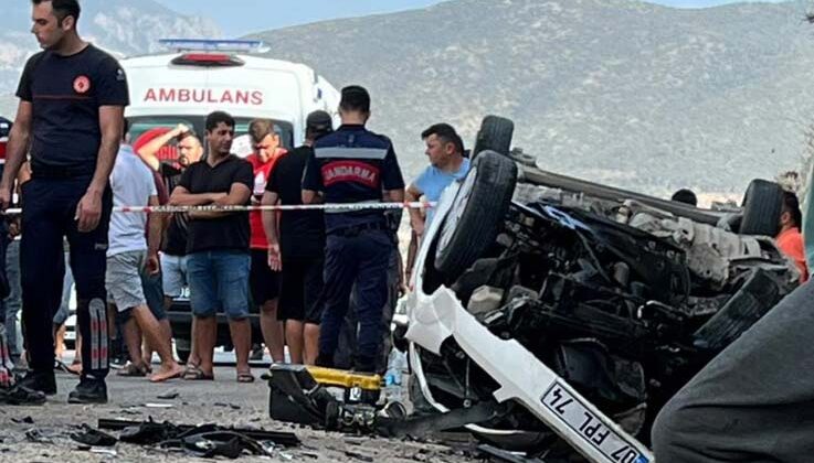 Antalya’da feci kaza: Dede ile 2 yaşındaki torunu öldü, 4 kişi yaralandı
